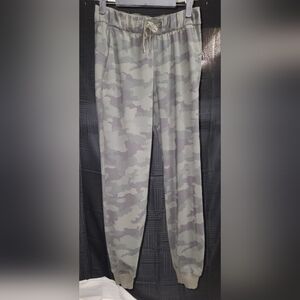 EUC Lululemon Athletica Grey Camo Print Pants